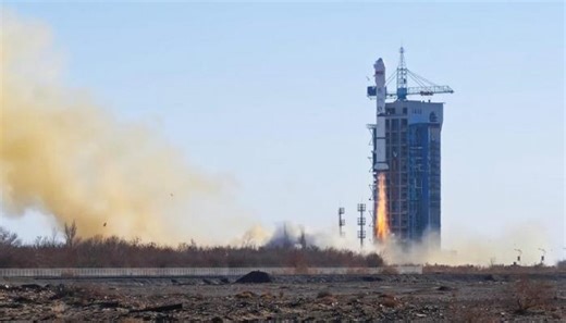 لحظة إطلاق القمر الصناعي "مصر سات 2" (فيديو)