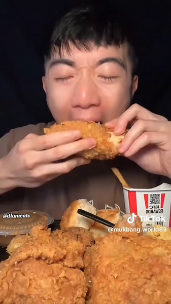 KFC Mukbang: Enjoying Fried Chicken Delights