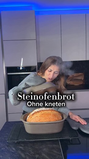 Dalia Elia on Instagram: "Das einfachste Steinhofenbrot der Welt! Nur 4 Zutaten, kein Kneten und das Ergebnis? Fluffig, aromatisch und mit dieser knusprigen Kruste, die einfach nur wow ist! Wichtig die Ruhezeit einhalten und ab in den Ofen und du hältst ein Brot in den Händen, das jeder Bäcker beneiden würde. Ehrlich: einfacher geht’s nicht und das bekommst auch du ganz easy zu Hause hin! Willst du das Rezept dazu? Schreib es mir in die Kommentare, wenn du es sehen willst! Zutaten: 600–620 g lau