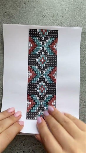 New beading pattern! It features a simple ornament and a small number of colors, making it easy 🫶