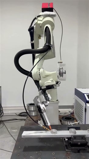Intelligent Robotic Welding Workstation for High-Precision Manufacturing