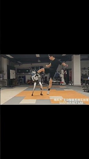 【衝撃映像】中国の人型ロボットが超高速で起き上がる！蹴られても即復帰する驚異のバランス技術 #ロボット #ヒューマノイドロボット #ロボティクス ＃ヒューマノイド