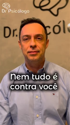 Dr. João Galbiatti on Instagram: "Muita gente deixa de falar, de se expor e de se posicionar não pelo que está acontecendo, mas pela história que conta sobre o que está acontecendo. A lente interna distorce a realidade. E quando tudo vira ataque, a comunicação morre. Alta performance emocional começa quando você questiona o próprio viés antes de reagir ao mundo. Nem tudo é pessoal. Mas tudo passa pela sua interpretação. #altodesempenhoemocional #comunicacao #autoconhecimento #pressaoemocional #