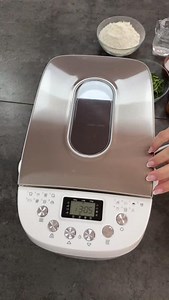 🍞 ¡Descubre el sabor verde de la creatividad en nuestra cocina! 🌿✨ Hoy te presentamos nuestra receta estrella, Pan de espinacas 🍞💚 con la ayuda de nuestra Panificadora Bread&Co 1500 Perfect Cook 👌🏻 INGREDIENTES ✨ 200 g de agua tibia ✨ 400 g de harina de fuerza ✨ 12 g de levadura fresca ✨ 100 g de hojas de espinacas trituradas o muy picadas ✨ 1 cucharadita de sal ✨ 20 g de semillas de amapola o chía 🌱 ¡Sigue estos pasos para la magia culinaria! 1. Pon todos los ingredientes en la cubeta. 2