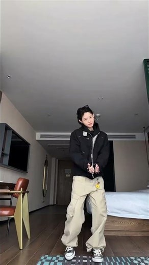 Embracing Androgynous Fashion: A Gender-Blending Trend