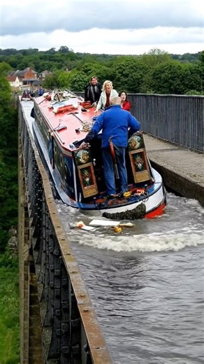 Chaos on the Pontcysyllte aqueduct. #pontycysyllteaqueduct #canal #boating #narrowboat #british | Canal Boats