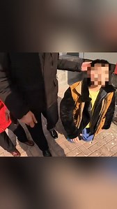 男子偷外卖被抓，扇巴掌下跪道歉称“饿了2天”，路人不忍劝放人