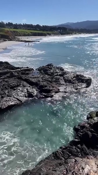 Enjoy the holiday season without having to shovel snow! ❄️ Check out our 5 reasons to visit Monterey this winter blog 👉 https://bit.ly/3OMFf8Y and enjoy the great weather, fewer crowds, plenty of fun, and of course, many winter festivities! ☃️ 🎄 #SeeMonterey 📷 @carmelbythesea 📍 Carmel-By-The-Sea | See Monterey