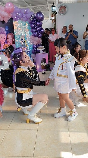 Show de Huntrix en vivo en el cumpleaños de Ivanita #golden #showinfantilperu #animadoras_infantiles golden huntrix Show infantil de Huntrix Show infantil guerras kpop Show temático huntrix Show temático guerreras kpop Show Huntrix | Edicitas Fiestas