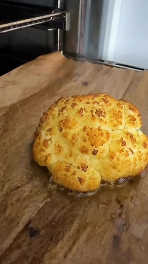 1️⃣ HOMEMADE BAGELS 🥯 RECIPE (8 bagels, 2 1/2h prep time): -1 1/2 cups (360ml) lukewarm water -3 Tsp instant yeast Stir until dissolved -4 cups (520g) flour -1 Tsp salt -1 Tbsp sugar Stir then knead with floured hands until it’s a soft dough. Let it rest 60-90mins. Divide in 8 balls and shape by pressing a hole in the middle. Water bath: -about 2 liters water -1/4 cup (60ml) agave or maple syrup Bring to a simmer then cook the bagels 1min each side. Brush with vegan cream (and add sesame seeds 