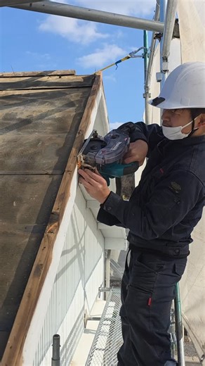 むらたかず/リフォーム大工/三重県 on Instagram: "雨を堰き止めている破風と鼻隠しを、集塵丸ノコでカットしています。 #大工 #リフォーム #屋根葺き替え #雨漏り #施工事例"