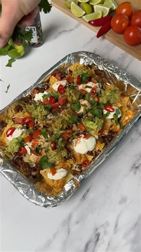 Cinco de Mayo Chipotle & Red Pepper loaded nachos, perfect for sharing! #recipe #loadednachos