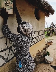 Shelling Maize the African way. Village life in Africa | Thandiwe Mahleka