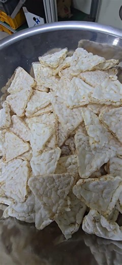 Triangle popchips making machine demo from Shinyoung Mechanics #food #snacks #popcorners #cornchips