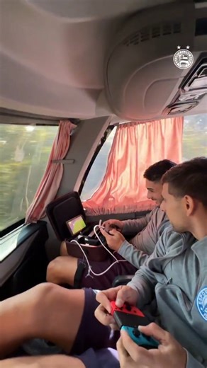 Esporte Clube Bahia on Instagram: "😅🇺🇾 Ida pro aeroporto teve disputa entre os uruguaios @cachaacevedo e @michelaraujo #BahiaDasArtes #BBMP"