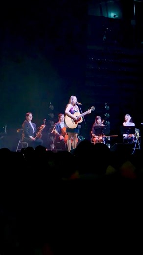 🎠This Laufey “Carousel” #3 Moment in Italy Will Give You CHILLS 🌷✨ (Best Live Vocals EVER) #laufey