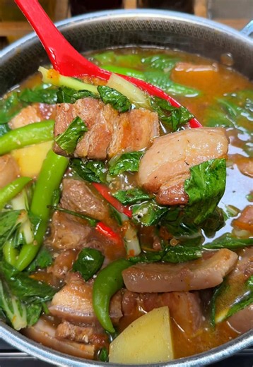 Kinamatisang Baboy par! - 1 kilo Pork Liempo (or any part) - 1/4 cup Fish Sauce (you may adjust depending on preference or use salt instead) - 1 Garlic - 1 Onion - 5 to 10 pcs Tomato (or more) - 1 tbsp Ground Pepper - 1 Pork Cube (Optional) - Water (add according to preference) - 1-2pcs Potatoes - Green Chili - 1-2 bundles Pechay #pork #tomato #fyp #pinoyfoodie #filipinofood