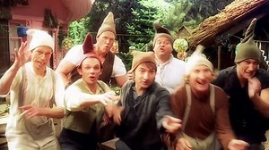 7.Zwerge.Maenner.allein.im.Wald.German.2004.HDRip.AC3.German.XviD