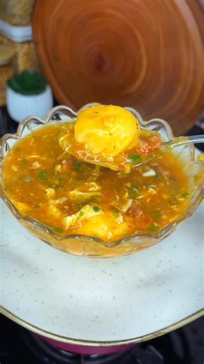Gabi Delmondes🌵 on Instagram: "Caldo de ovos com calabresa. Receita: - 1 calabresa em cubos - 5 a 6 ovos - 4 a 5 colheres de farinha branca/mandioca hidratada com água - alho, tomate, cebola e pimentão - temperos da sua preferência e sal - cheiro verde para finalizar Modo de preparo no vídeo: #caldodeovos #caldo #receitadecaldodeovos #caldodeovoscomcalabresa #receita"