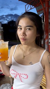 151K views · 7K reactions | คนอะไรน่ารักทุกมุม #กิมเฮงรีวิวน้ำส้มคั้นสดจากเต้าเลยนะ ขวดละ 20 บาท สั่งได้นะคะ | Yui Saideaw | Facebook