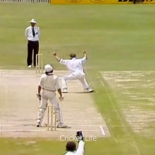 Dennis Lillee Vs Imran Khan - Skillful Fast Bowling To Win The Battle