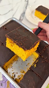 ✨ Quem aí ama aquela cobertura de chocolate sequinha e crocante? O segredo está no ponto certo! 😍🍫 É simples: ➡️ Siga as medidas certinhas. ➡️ Quando a calda começar a ferver com bolhas grossas e constantes, conte 2 minutinhos. ➡️ Despeje sobre o bolo, espere esfriar e pronto: cobertura durinha e deliciosa! ✅ Uma receita fácil, prática e que transforma qualquer bolo em uma verdadeira tentação. 🤤 Quem vai testar? #doce #bolo #cobertura #calda #chocolate #viral #yummyfood #fy #receitascaseiras 