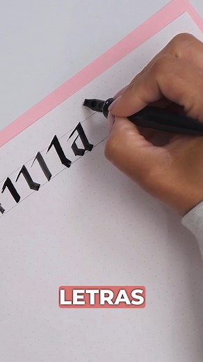 Hay dos formas principales de hacer letras góticas: con plumilla y con lettering. 🖋 ✨La plumilla es una herramienta que tiene una punta metálica que se moja en tinta. El lettering es una técnica que consiste en dibujar las letras con un rotulador, un lápiz o cualquier otro instrumento, imitando el efecto de la plumilla. 🖋 Ambas formas requieren de mucha práctica y paciencia, pero el resultado es espectacular. Las letras góticas son una forma de expresar tu creatividad y personalidad.🎨 ¿Te ani