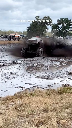 Ford Ranger powers through the Deep pit #mudbog #offroad #mudslinging #horsepower