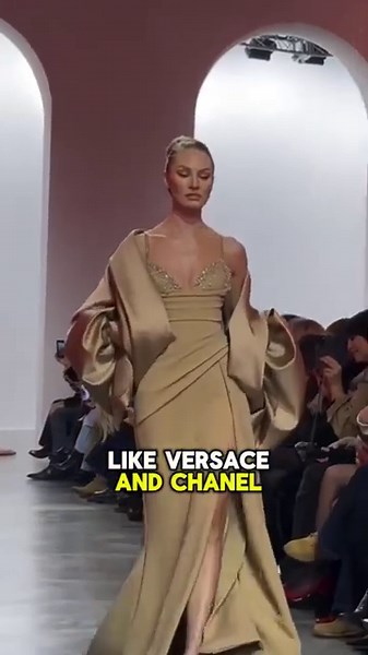 Candice Swanepoel Stuns at 2025 Victoria’s Secret Fashion Show | Black Lace & Golden Wings!