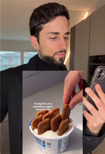 Top o Flop? 🇯🇵🍰 La Japanese Yogurt Cheesecake è ovunque sui social. Spoiler: 👉🏻 non è una cheesecake. È yogurt con biscotti. Punto. Ma allora è una cavolata? Dipende da cosa ti aspetti. Come cheesecake: ❌ FLOP totale. Come colazione / dolce proteico furbo: ✔️ ci sta. È semplice, veloce, non ha zuccheri aggiunti folli e i macro sono più che onesti. 🥣 Ricetta – 1 ciotola Ingredienti: • 250 g yogurt greco magro 0% • 7 biscotti Oswego senza zuccheri aggiunti ⏱️ Procedimento: Preparala la sera 