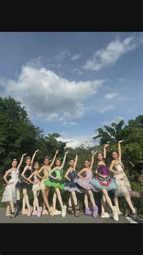 LoveφPandaφBalletφSchool🐼🌏 on Instagram: "第35回清里フィールドバレエ エキシビション終わりました。 川口ゆり子先生今村博明先生はじめ団員スタッフの皆さまには大変お世話になりました。 1日目は川口ゆり子先生にレッスンをしてもらい 2日目は今村博明先生にレッスンをしてもらいなんとも贅沢な時間でした。上半身やアームスの使い方骨盤をたてて引き上げること子どもたちに貴重な経験をさせて頂き感謝申し上げます。 @chambreouest ✨"