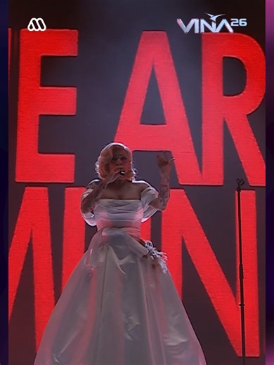 Tiene la voz y la apariencia de un ángel 😭🤍 Mon Laferte tiene a toda la Quinta Vergara emocionada en su regreso al escenario de #Viña2026👏 #festivaldeviña2026 #monlaferte