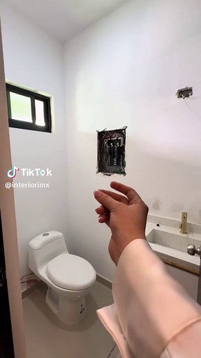 Diseño de Baño con Papel Tapiz y Lambrín Floral: Ideas y Consejos