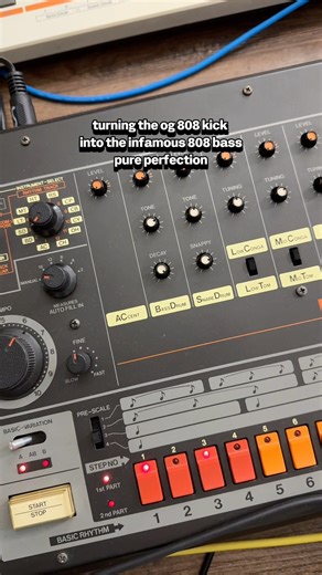 Insane kick of the Roland TR-808 - first time trying a real one #tr808 #acidtechno