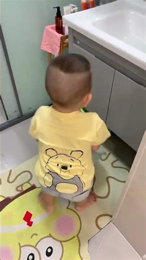 My husband washed his mother's feet, making my son's act warm-hearted. #filialpiety #