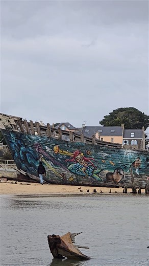 Les bateaux oubliés du Magouër ⚓️ Sur la rive de la Ria d’Étel, à Plouhinec, se trouve le cimetière de bateaux du Magouër. Ici, sur une plage tournée vers le village d’Étel, reposent d’anciens bateaux de pêche en bois, principalement des thoniers et chalutiers ayant navigué sur l’Atlantique au siècle dernier. 🌊 Abandonnées volontairement, ces coques marquées par le sel, le vent et le temps sont devenues un témoignage silencieux de l’histoire maritime bretonne. Le lieu évolue au fil des marées, 