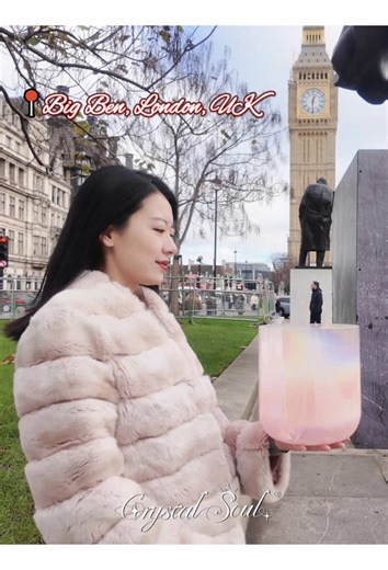 📍 Playing the Ethereal Sounds of a Crystal Singing Bowl Beneath London’s Big Ben 🌸Standing on the streets of London, watching the hands of Big Ben slowly turn, surrounded by the city’s hustle and bustle and the laughter of tourists, I gently struck the singing bowl. The ethereal sound waves formed a gentle barrier, instantly shielding me from the outside noise. 🌍 The chimes of Big Ben are deep and resonant, echoing through the centuries, while the sound waves of the crystal singing bowl are l