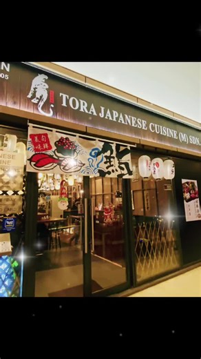 这家日料理的师傅常说：＃他乱乱做我们乱乱吃就是了🤣❗️ 吃日本餐的重点⚠️是料理要💯新鲜‼️还有一个很特别的服务是😂❓师傅一边做料理，一边和我们介绍每一道菜。要怎样吃才吃出感觉和吃出鲜味道😍❗️还有教我们吃日本餐的知识，上了一堂珍贵的课。下次到日本就不会山姑啦‼️🤣 师傅很有耐心和亲切感，很用心为他的贵宾做料理😍。 贵宾吃的开心，师傅就有满满的满足感🫶‼️ 想吃新鲜日本料理，来新山找国际大师傅Chefs Tiger 【虎.日式料理.新山 - Tora Japanese Cuisine】 点赞关注👇 https://www.facebook.com/torajapanesecuisine.johorbahru?mibextid=ZbWKwL 📍虎.日式料理.新山 - Tora Japanese Cuisine  60 16-716 1987 https://g.co/kgs/7xSHQe