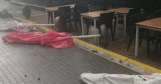 Η στιγμή που ο ανεμοστρόβιλος «σαρώνει»  την Πάτρα - Έπεσαν διαχωριστικά πάνω σε πελάτες | Flash