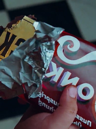 Relato y Resumen : Charlie y la fábrica de chocolate. Charlie Bucket, un niño humilde que vive con su familia en una pequeña casa, sueña con visitar la increíble fábrica de chocolates de Willy Wonka, un excéntrico y misterioso chocolatero. Un día, Wonka anuncia un concurso global: cinco boletos dorados escondidos en sus chocolates permitirán a los ganadores visitar su fábrica.Charlie encuentra uno de los boletos y, junto a otros cuatro niños, ingresa al mundo mágico de la fábrica, lleno de ríos