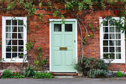 Say goodbye to white or black front doors, here are 5 'original' colour ideas that will make your home more welcoming - Netmums