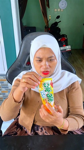 Mama mau makan es kream ale ale