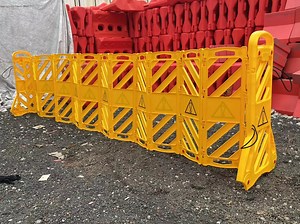 [Hot Item] Road Reliable Expandable Mobile Barricade Safety Barrier Gate Yellow Plastic Crowd Control Fence Barrier Extensible Traffic Fence
