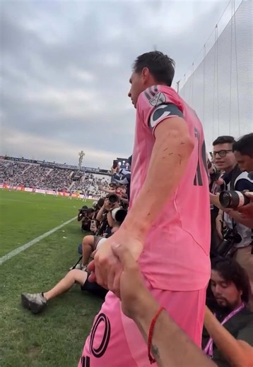 Shaking the hands of greatness 🤝🇦🇷⚽️ (🎥IG/roco_photography_) #messi #photography #footballtiktok #foryoupage #sportbible