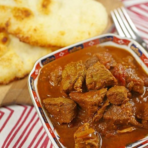 It's hard not to have seconds of this slow cooked beef madras curry 🤤 Recipe: https://slowcookingperfected.com/slow-cooker-beef-madras-curry/ | Slow Cooking Perfected