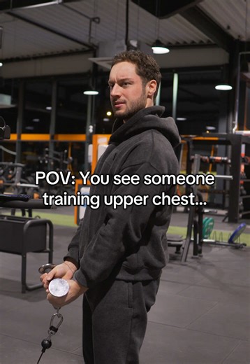 While an incline press does increase upper-chest involvement compared to a flat press, the difference usually isn’t as large as most people think. If you want to bias the upper chest more during pressing, avoid flaring the elbows. A more tucked elbow path increases the shoulder-flexion component of the press and aligns the movement better with the clavicular head of the pec. For personalized guidance, my 1:1 coaching is available via the link in my bio. #gym #gymtok #bodybuilding #fyp