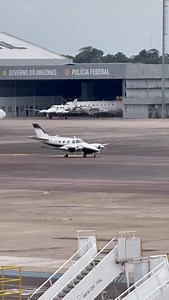 Raro Beechcraft 60 Duke “PS-OMD” taxiando para testes de motores no Aeroporto de Manaus. Esse procedimento faz parte da fase técnica de verificação em solo: checagem de parâmetros de potência, resposta dos turboalimentadores, magnetos, hélices de passo variável e sistemas associados, antes de avançar para testes em voo. Lançado no fim dos anos 1960, o 60 Duke foi o primeiro bimotor leve pressurizado da Beechcraft, posicionado acima da família Baron, seu antecessor conceitua, e abaixo de modelos 