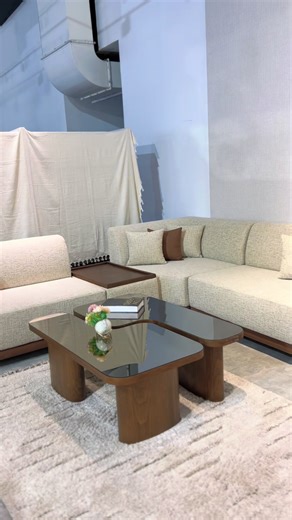 Table intelligente au design moderne, extensible et refermable en toute simplicité selon vos besoins. Idéale pour optimiser l’espace tout en apportant une touche élégante à votre intérieur. Conçue avec des matériaux solides et une finition raffinée, elle allie parfaitement praticité, confort et esthétique — le choix parfait pour un quotidien stylé. ❤️❤️❤️❤️ ☎️ : 56000066 📍 : mall of sfax , route de tunis klm 10 #qualité #design #mallofsfax #concept #fourniture