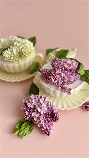 ЗЕФИРНАЯ ФЛОРИСТИКА | МАРШМЕЛЛОУ | ОБУЧЕНИЕ on Instagram: "Бесплатный мастер-класс по сирени из зефира 💐 👉 Подробности по слову СИРЕНЬ в комментариях 📆 мастер-класс прошел! Зефир — один из самых продаваемых подарков к 23 февраля и 8 марта. Если вы давно смотрите на зефир, но думаете, что «это сложно» — этот мастер-класс для вас. Мы впервые будем отсаживать нежную, красивую и вкусную веточку сирени из зефира 🌸 👉 Подробности по слову СИРЕНЬ в комментариях"