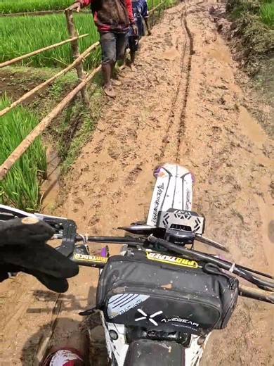 SE memang beda yes #gedangan #mxindonesia #dirtbike #trabaslucu #enduro